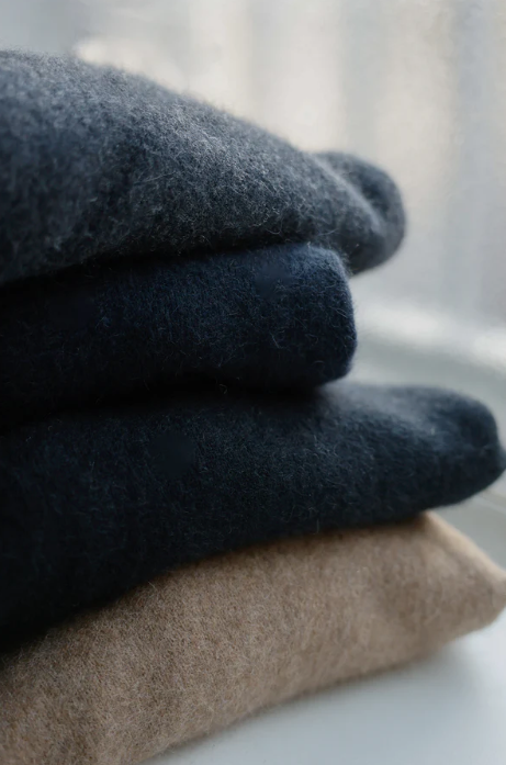 Maglione in lana Hamilton e procione con bottoni laterali